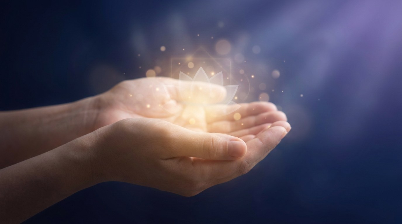 Maos com luz dourada simbolizando uma sessao de Reiki, paleta violeta e azul