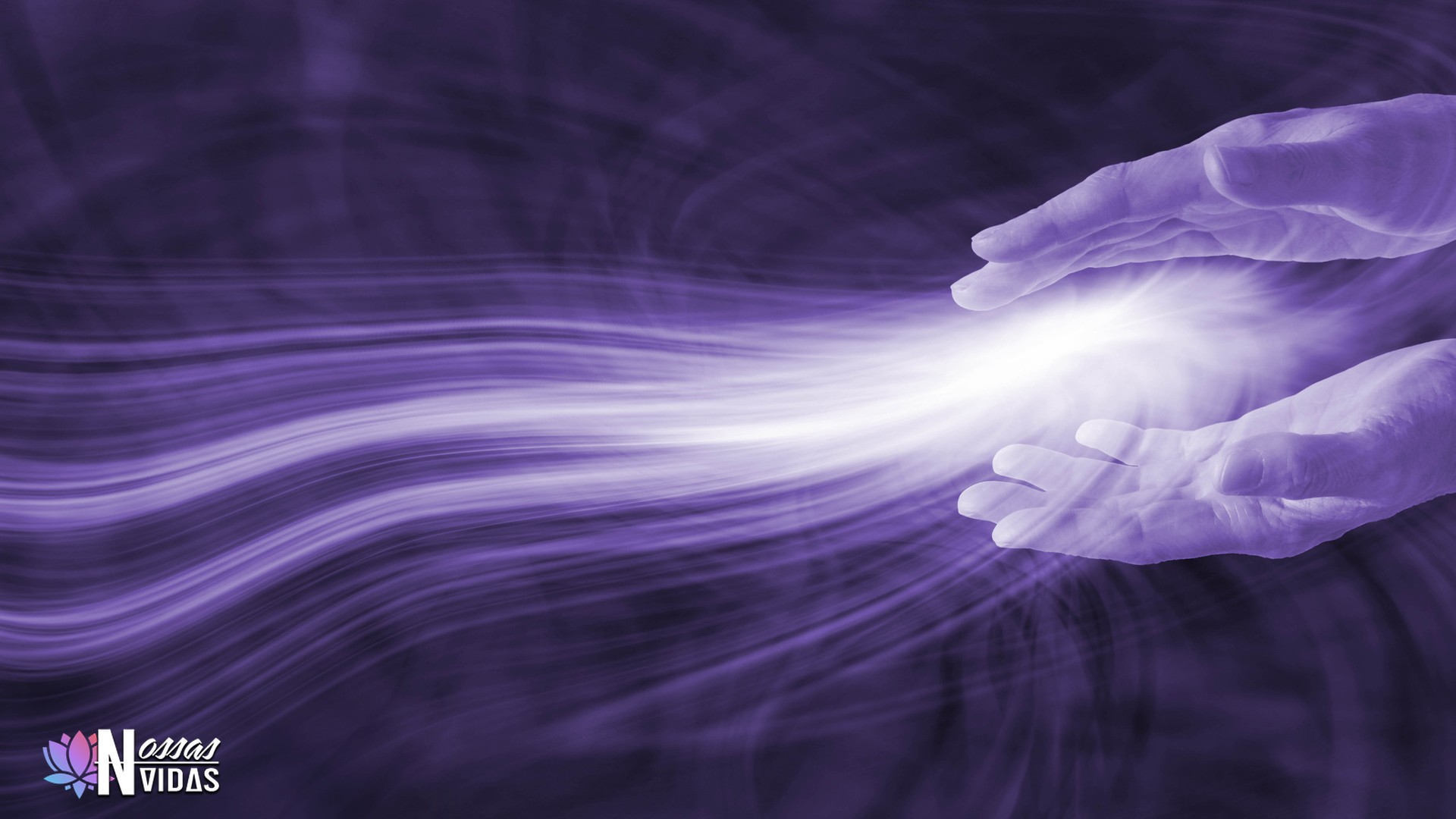 Mãos canalizando um feixe de luz violeta, simbolizando a energia coletiva (egregora)