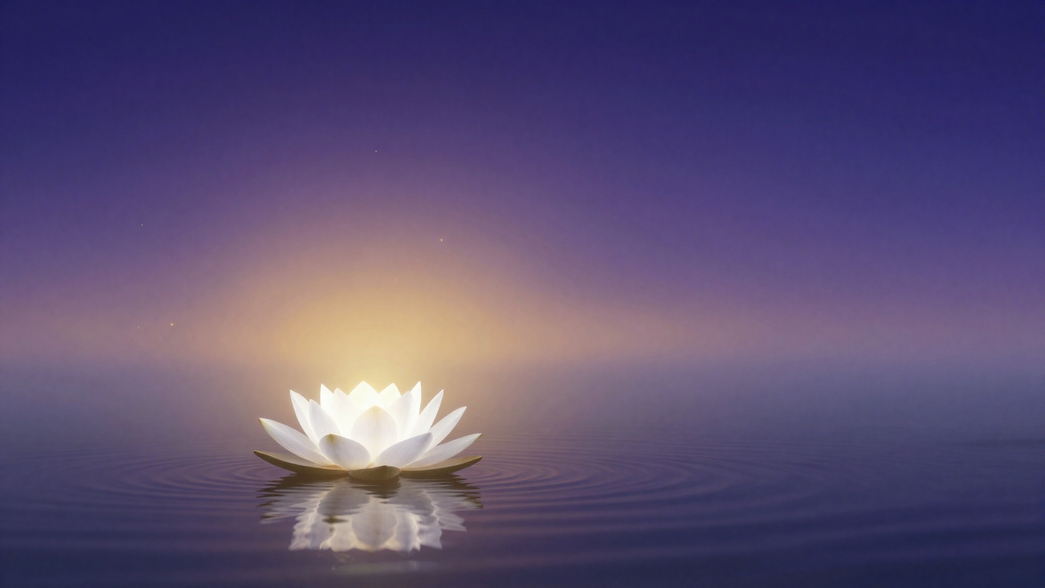 Flor de lotus branca sobre agua calma, ceu indigo e violeta com luz dourada nascendo, simbolo do Solsticio de Inverno e do recomeco